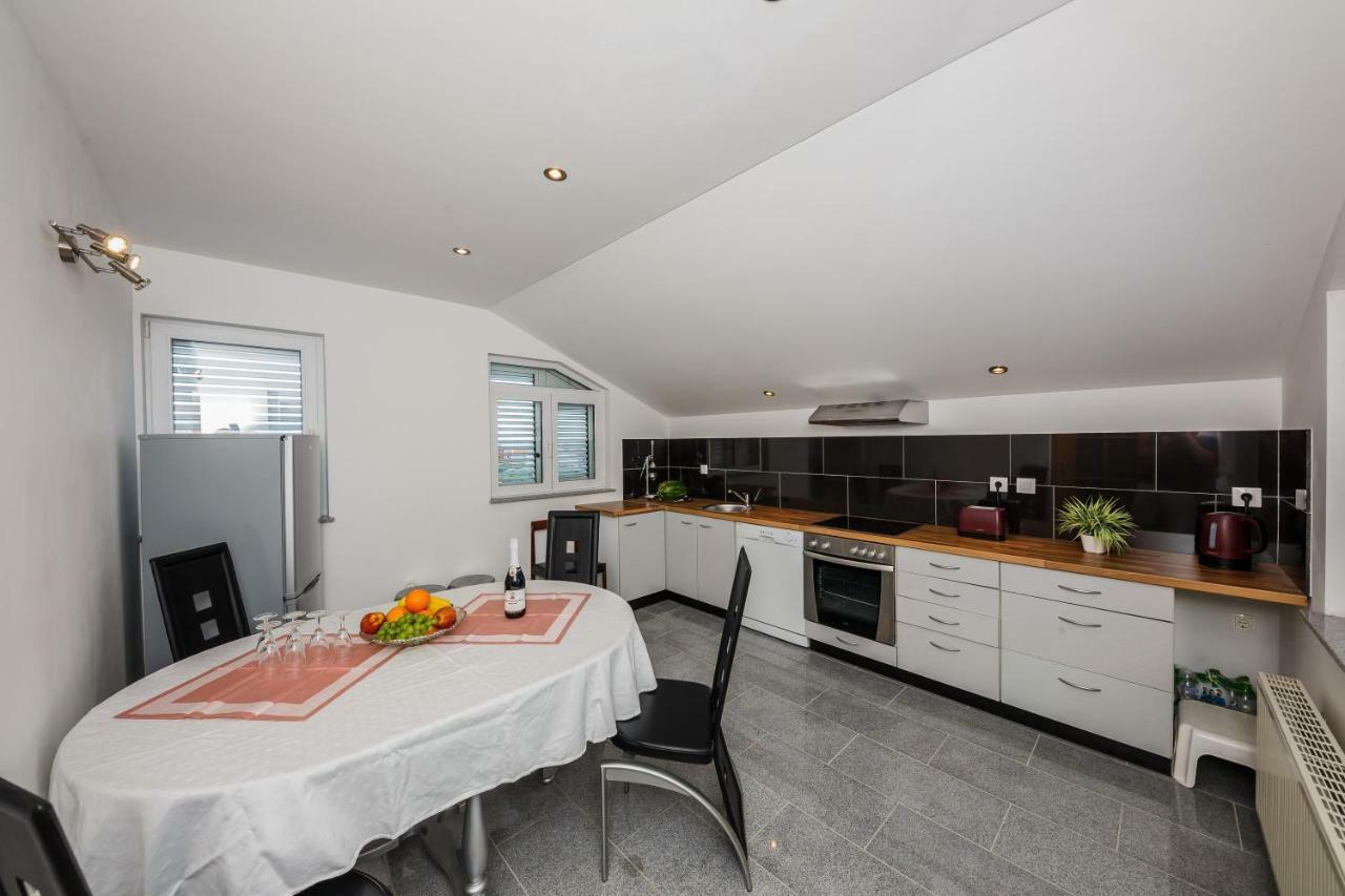 Apartman Lucija Kastela Bagian luar foto