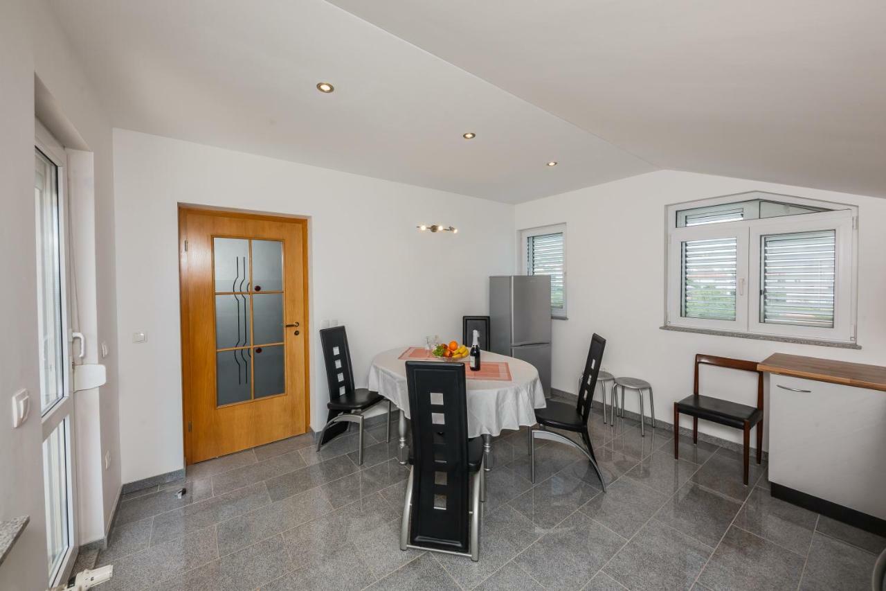 Apartman Lucija Kastela Bagian luar foto