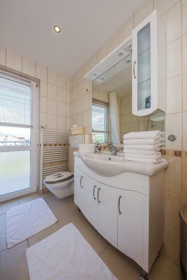 Apartman Lucija Kastela Bagian luar foto