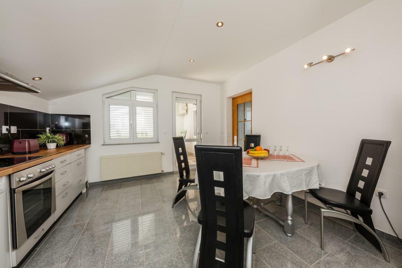 Apartman Lucija Kastela Bagian luar foto