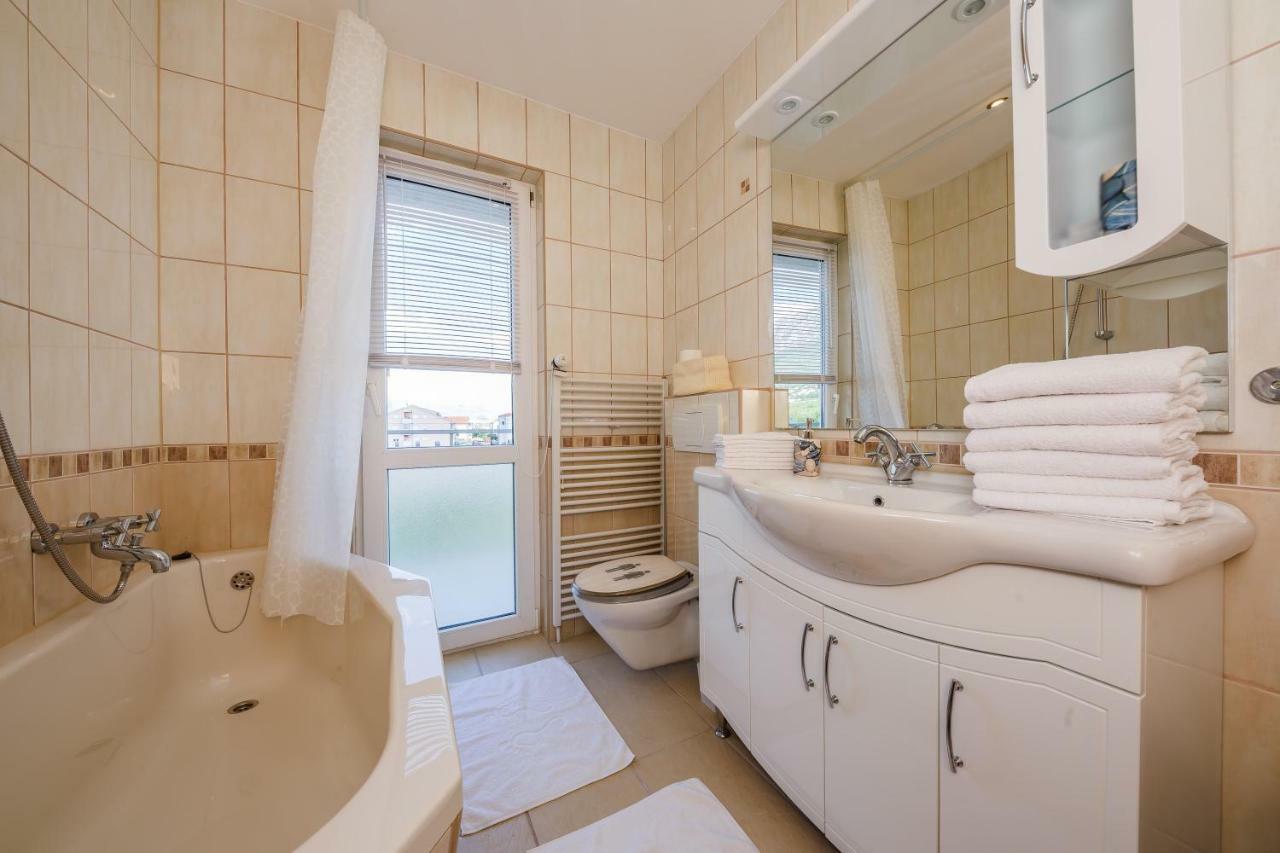 Apartman Lucija Kastela Bagian luar foto