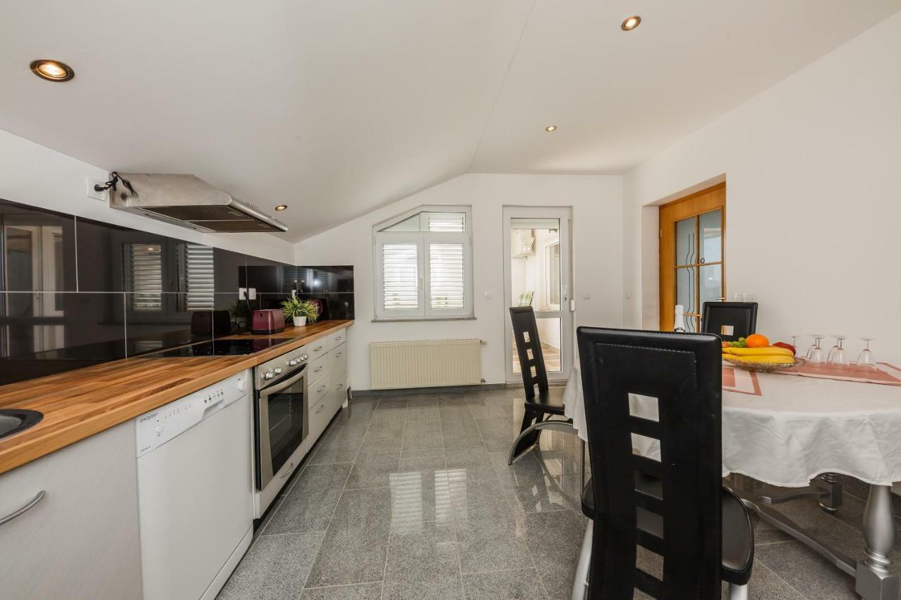 Apartman Lucija Kastela Bagian luar foto